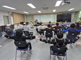  10.23 (목) 13시 ~ 17시  힐링 노래교실 + 생활 스트레칭 (2회기) 진행노래도 하고 스트레칭도 하며 25년 마지막 교육을 진행하였습니다.모두 즐겁게 힐링 할 수 있는 시간이였습니다.