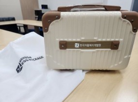 우리 센터는 한국자활복지개발원이 주관한 「자활 ESG캠페인」에 선정되는 성과를 거두었으며,레디백 등 친환경제품으로 구성된 기념품을 수령하였습니다.앞으로도 ESG 실천 문화를 정착시켜 지속가능한 자활사업 기반을 마련하겠습니다.&nbsp;