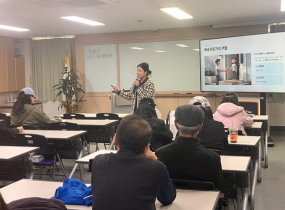 생활배송사업단은 지난 3월 18일(월)에 직무교육을 진행했습니다.&nbsp;카드, 도시락, 반찬배송하는 참여자 29명이 참여한 이번 교육에서는도보로 배송하는 참여자의 안전과 고객응대 방법 그리고 위생관리에 대해 배우는 유익한 시간이였습니다.&nbsp;