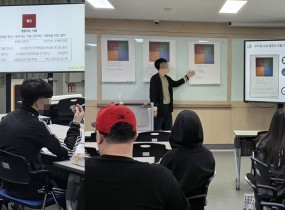 우리 센터에서는 청년 참여자들의 성향과 소통 방식을 이해하고, 보다 원활한 협업 관계를 형성하기 위해버크만 진단을 통한&nbsp;소통 교육을 진행하였습니다.이번 교육은 개인의 강점과 욕구를 이해하고 서로의 차이를 존중하는 소통 방법을 배우는 시간으로 마련되었습니다.&nbsp;이번 교육에서는 청년 참여자들이 직접 진단에 참여하고,자신의 성향을 확인한 뒤 팀 별 활동을 통해 서로의 소통 방식을 비교·이해하는 시간을 가졌습니다.특히 다양한 유형의 특성과 강점을 공유하며 서로를 이해하는 분위기가 형성되었습니다.또한 실제 업무 상황에서 발생할 수 있는 갈등 사례를 함께 나누고,유형별로 어떤 방식의 대화와 협력이 효과적인지 의견을 나누며 실질적인 소통 역량을 높일 수 있었습니다.앞으로도 우리 센터는 참여자들의 건강한 관계 형성과긍정적인 자활 환경 조성을 위해 다양한 교육 프로그램을 지속적으로 운영해 나가겠습니다.