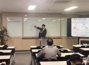 생활배송사업단은 지난 4/20(월)에 (소양) 지출관리와 전략적인 재무상황 교육을 진행했습니다.&nbsp;서민금융진흥원에서 강사가 파견되어 지출소비에 대한 전문적인 강의를 듣는 좋은 시간이었습니다.&nbsp;&nbsp;