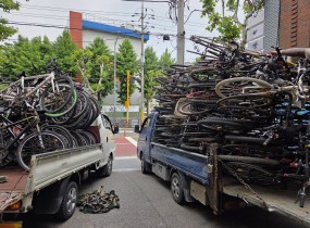 &nbsp;지난 5월 19일, 서울양천지역자활센터의 사회서비스형인 공공자전거사업단에서 올해 두 번째로&nbsp;폐자전거를 출고했습니다.이번 출고는 공공자전거사업단 모든 참여자를 비롯해 우리 센터 자전거 담당자와 양천구청 교통과 자전거 담당자 등이 참석한 가운데 진행됐으며, 모두 180대의 폐자전거가 출고 됐습니다.한편 서울양천지역자활센터와 양천구청은 매년 방치자전거 처리 용역 계약을 체결하고 지역 내 방치자전거 제로화를 목표로 활발한 활동을 펼치고 있습니다.