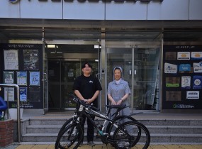서울양천지역자활센터가 2026년 6월 12일 금요일 오후 4시 신월청소년문화센터 앞마당에서공공자전거사업단에서 제작한 재생자전거 2대를 후원했습니다.이날 후원은 같은 날 열린 자전거 안전용품 착장 지원 및 간단수리 자원봉사 행사와 연계해&nbsp;지역 내 청소년들의 건강증진과 지역사회 내 나눔 문화 확산,&nbsp;그리고 참여자들의 자긍심을 고취하고자 마련됐습니다.한편 서울양천지역자활센터는&nbsp;지난 2023년부터 신월청소년문화센터에 자전거를 후원한 바 있으며,앞으로도 지역 내 청소년을 위한 재생자전거 후원 뿐만 아니라자전거 간단수리 자원봉사 등의 다양한 활동들을지속적으로 펼쳐나갈 방침입니다.&nbsp;