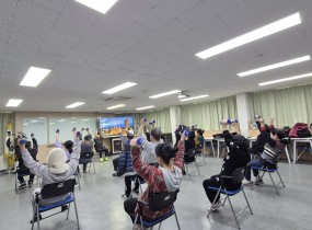 ★ 몸을 깨우는 건강한 시작 ★청소사업단 참여자들과 함께 근력·스트레칭 교육 1회기를 진행했습니다.이번 수업은 스트레칭을 중심으로 의자를 활용한 근력 운동과 아령 운동까지,&nbsp;일상에서 쉽게 실천할 수 있는 동작 위주로 진행되었습니다.&nbsp;작년 교육 이후 참여자들의 재개설 요청에 다시 마련된 프로그램인 만큼,수업 시작부터 적극적인 참여와 높은 집중도를 보였으며 “매주 진행되면 좋겠다”는 의견도 나왔습니다.&nbsp;앞으로도 안전하고 건강한 근로 환경을 위한 체력 관리 교육을 지속적으로 할 수 있도록 노력하겠습니다.