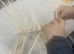 2025년 세탁사업단 소양교육을 진행하였습니다. 총 9분-라탄 공예가 처음임에도 불구하고 높은 흥미를 보였으며, 활동 전반에 적극적으로 참여하였다.-완성 작품에 대한 만족도가 높았으며, “완성 후 성취감이 크다”는 의견이 많았습니다.