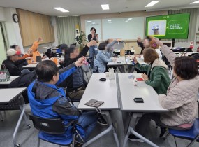 &nbsp;3월 18일 수요일 재활용사업단 소양교육이 진행되었습니다업사이클링에 대한 이해와, 업사이클링 실습을 직접 해보았습니다.나만의 향이 가득한 바다유리 디퓨져와 은은한 색상이 아름다운 바다유리 목걸이, 그리고양말목 키링을 직접 만들면서 환경을 위해 일상에서 실천 가능한 아이디어를 찾아내는 시간이 되었습니다.