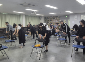 * 힐링 노래 교실 & 근력 강화 스트레칭 (1회기)지난 7월 소양교육으로 노래교실 2시간 + 생활체육 2시간을 진행했었는데^^만족도가 매우 높아 10월에 추가로 2회기를 진행하게 되었습니다.10월 16일 1회기가 진행되었으며, 23일 2회기가 진행될 예정입니다.참여자 선생님들이 힐링하는 시간이 되었으며,서로 스트레칭도 해주며 단합되는 모습도 볼 수 있어 너무 즐거운 시간이었습니다.남은 2회기도 무척이나 기대가 됩니다.  
