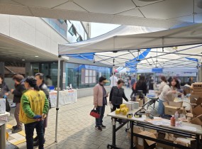 3월 27일 금요일서서울어르신 복지관에서 열린&nbsp;신통방통 마을축제에 참가하여우리동네 알뜰가게 홍보 활동을 하고 돌아왔습니다.인근 상가 미용실, 재가 센터, 식당, 슈퍼 등을 방문하여우리동네 알뜰가게를 알리고 매장에도 오셔서 구경하시도록 안내하였습니다.우리동네 알뜰가게는,환경 보호 및 자원순환의 가치를 실천하기 위하여 집에서 사용하지 않는 재사용 가능한 물품을 기증받아저렴한 가격으로 판매하는&nbsp;자원 재사용 가게입니다.양천구에 3곳의 매장이 있으며,&nbsp;매장 직접 방문 기부 및 방문 수거 요청도 가능합니다.가까운 우리동네 알뜰가게에 방문하셔서 구경도 하시고, 환경 실천가도 되어주세요~!!* 우리동네 알뜰가게 신월점 : 양천구 월정로31길 27, 삼동아파트 103호(신월동). 02-2601-0756* 우리동네 알뜰가게 오솔길점: 양천구 남부순환로 70길 15, 1층(신월동). 02-2065-6039* 우리동네 알뜰가게 목사랑점: 양천구 목동중앙남로 30, 1층(목동). 02-2654-8259&nbsp;* 문의: 서울양천지역자활센터 재활용 사업단 사회복지사 이수진 02-2699-7175&nbsp;